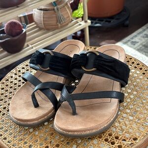 Vionic Landyn T-bar sandal. Size 9W